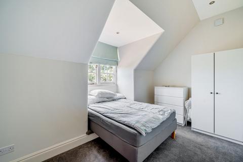 3 bedroom flat to rent, Park Farm Road Bromley BR1