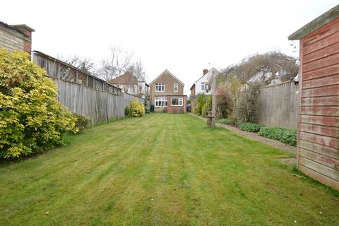 undefined, DOUBLE BEDROOM IN ADDLESTONE HOUSE SHARE