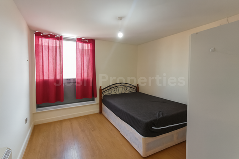 2 bedroom flat for sale, Clements Road, Ilford IG1