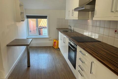 2 bedroom flat to rent, 73B Market PlacePocklingtonYO42 2AE