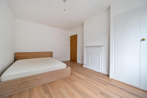 undefined, The Gardens, Harrow HA1