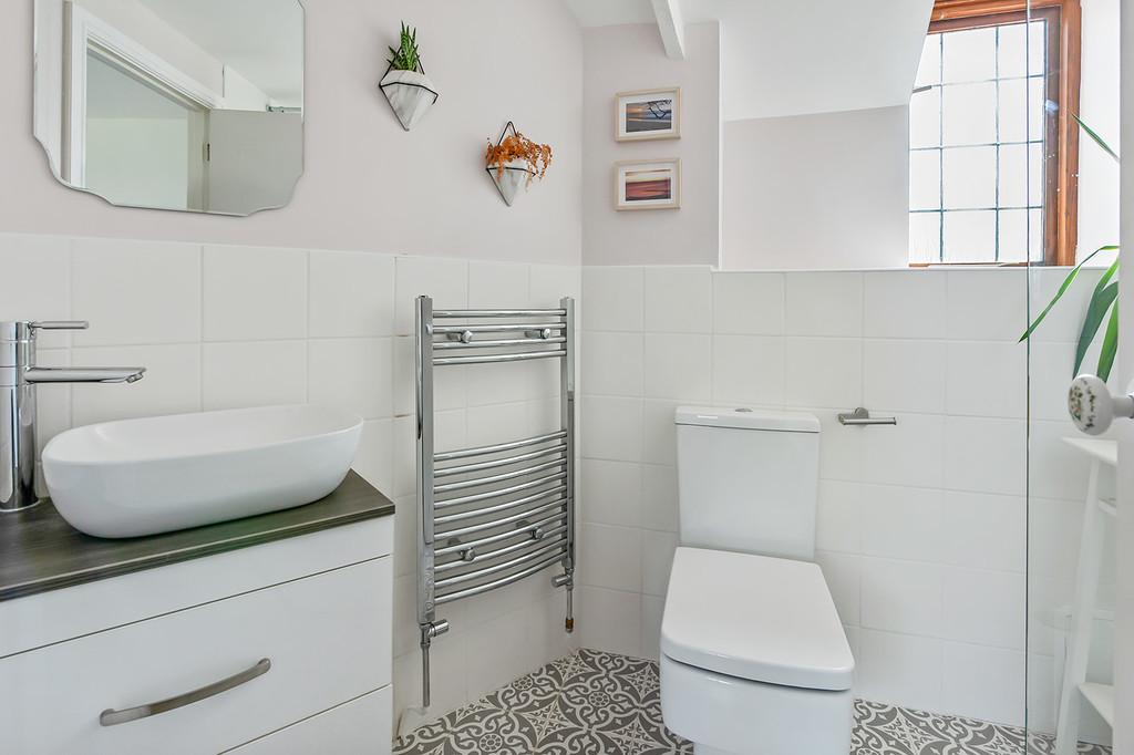 Ensuite to bedroom 1