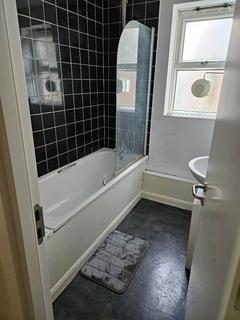 1 bedroom apartment to rent, Cole Gardens, Hounslow TW5