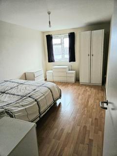 1 bedroom apartment to rent, Cole Gardens, Hounslow TW5