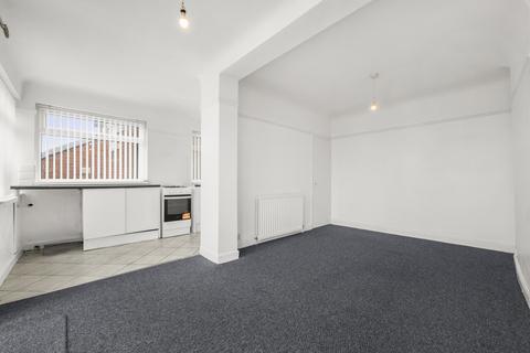 3 bedroom semi-detached house to rent, Colinmander Gardens, Ormskirk