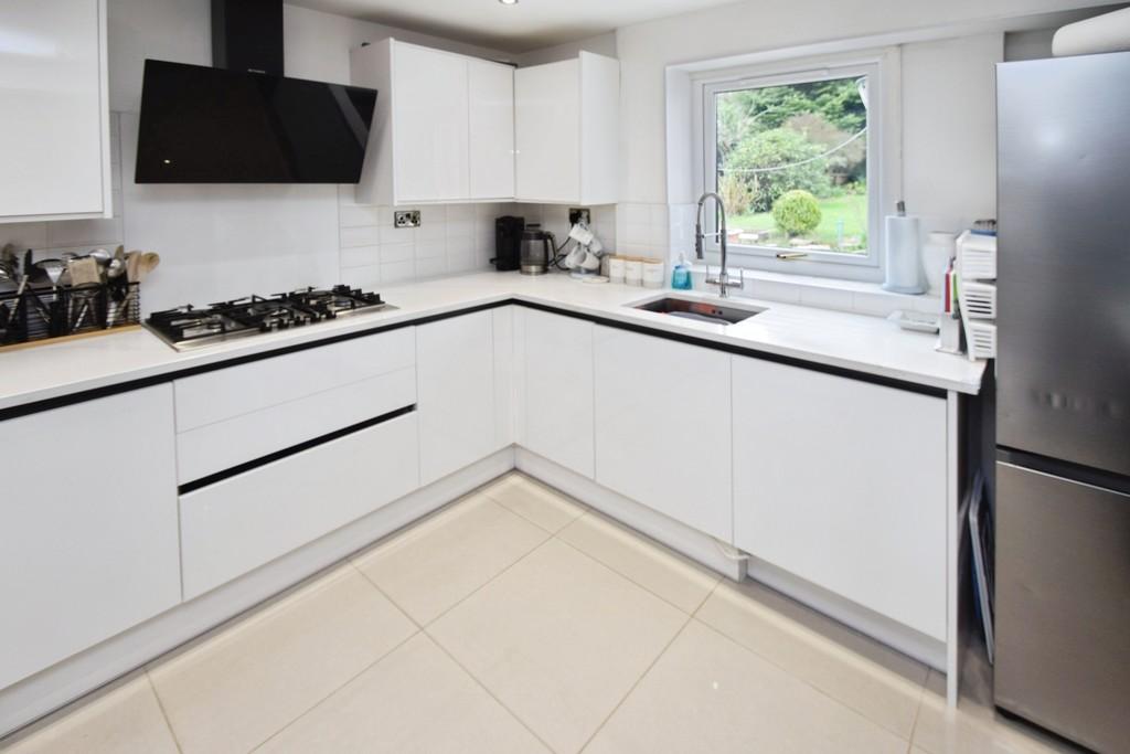 Edf47629-Kitchen 201