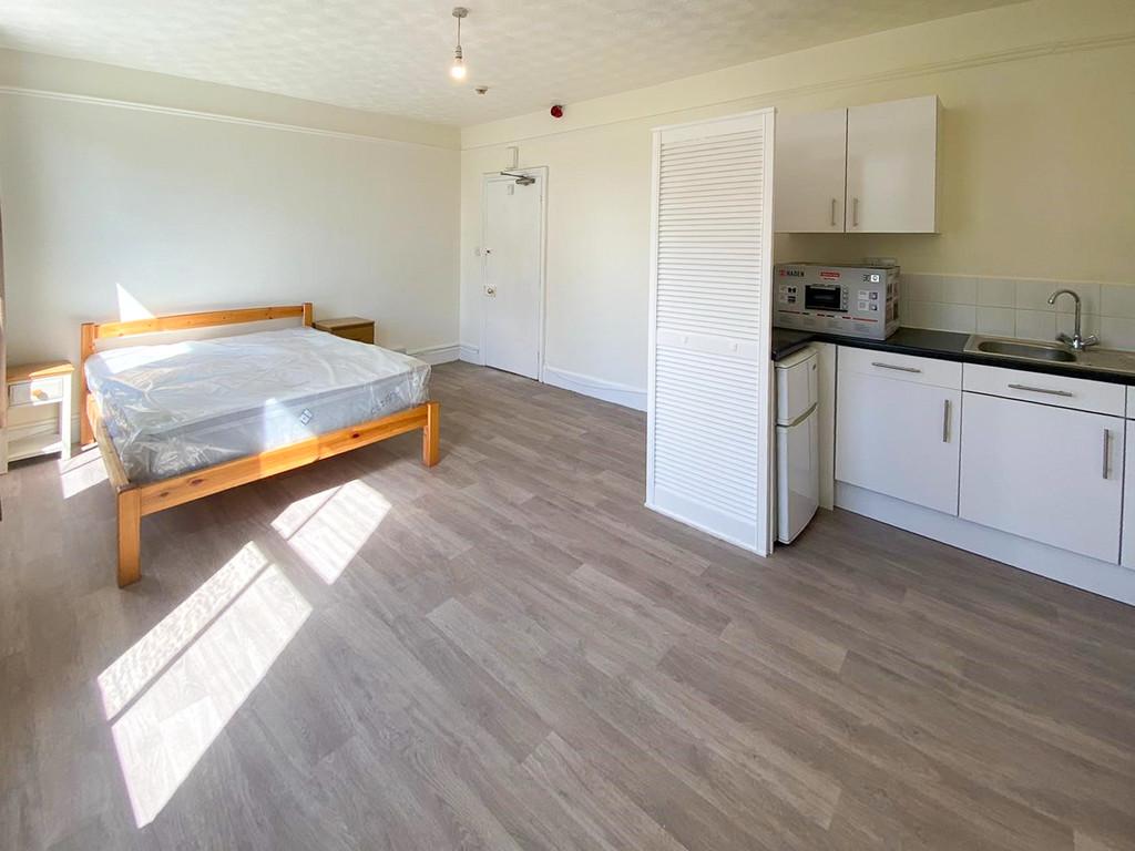 Room (4)