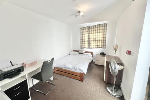 2 bedroom apartment to rent, Walter Road, Swansea,