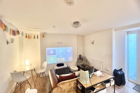 2 bedroom apartment to rent, Walter Road, Swansea,