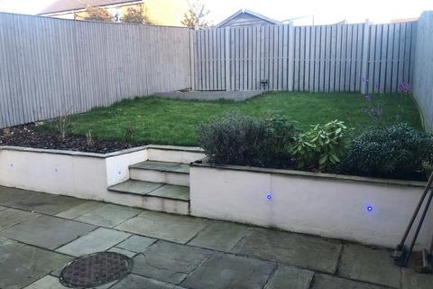 3 bedroom semi-detached house to rent, Field Head Lane, Birstall