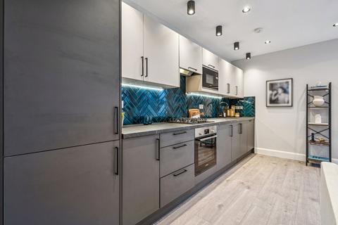 2 bedroom flat for sale, Lennards Court, Chiswick High Road, London W4