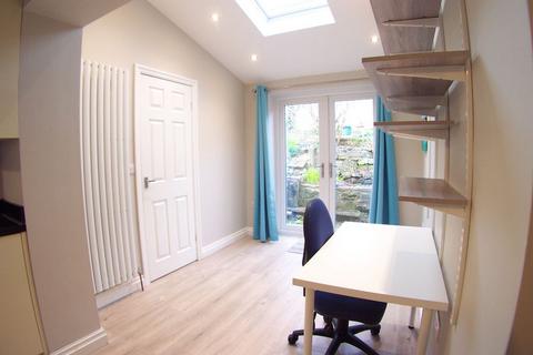 3 bedroom semi-detached house to rent, Church Lane, Leeds