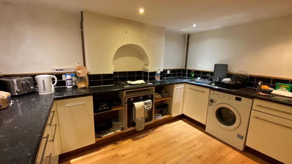 Modern fitted kitchen with ample worktops...