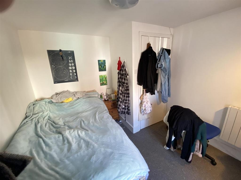 Bright single bedroom with neutral decor...