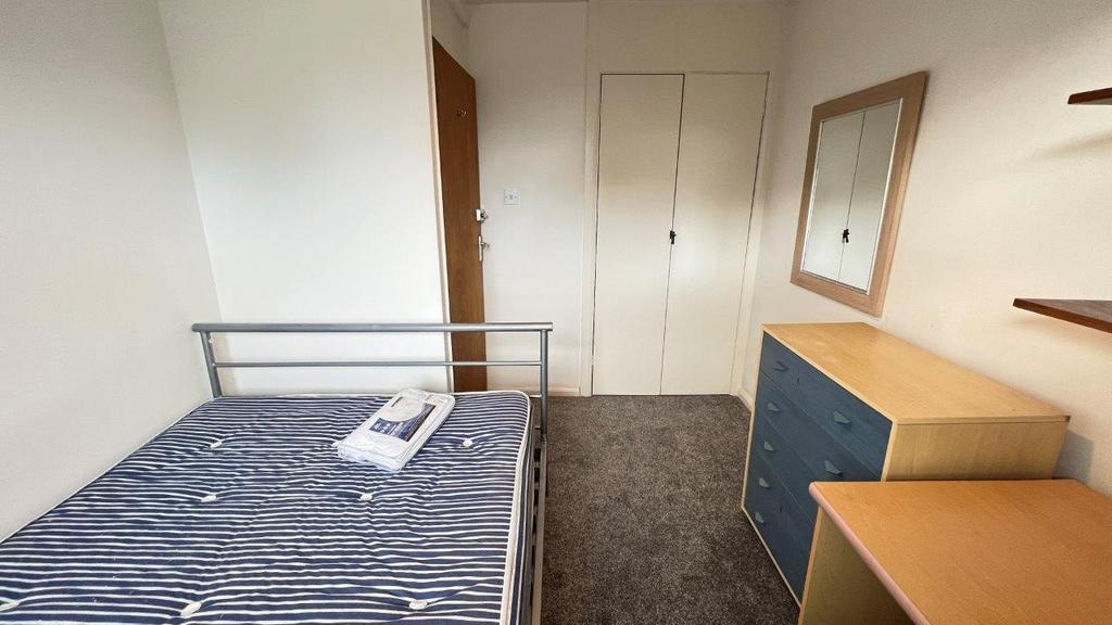 Bright double bedroom with storage and desk...