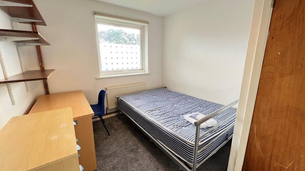 Bright double bedroom with desk and shelving...