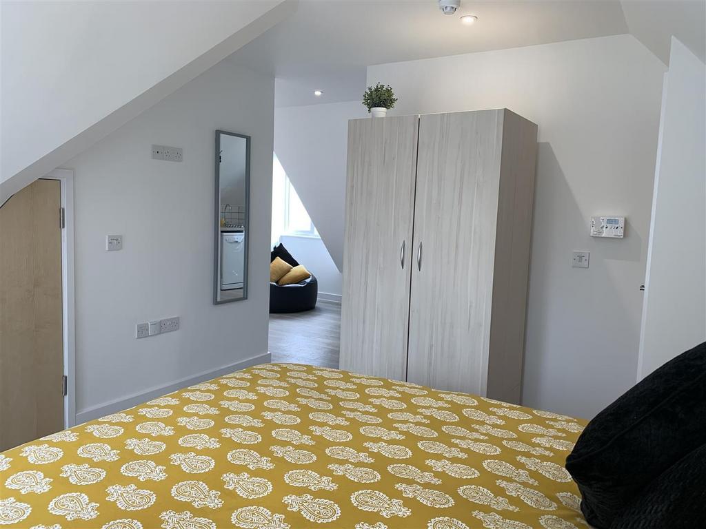Bright, well-kept bedroom with fitted wardrobe...