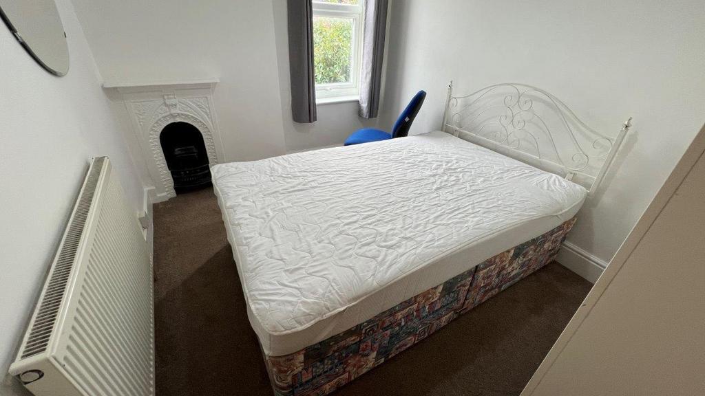 Bright room with double bed and window view...