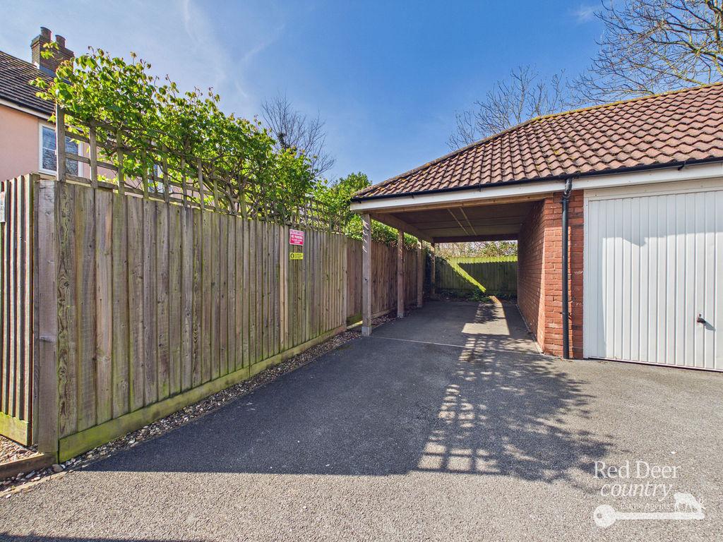 Garage/Car Port
