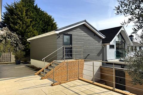 1 bedroom coach house to rent, Fully Furnished Luxury Studio Coach House. Oakfield Gardens, Newport