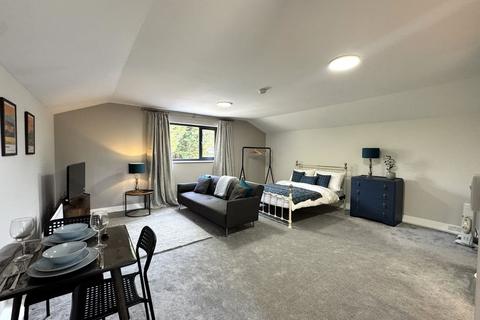 1 bedroom coach house to rent, Fully Furnished Luxury Studio Coach House. Oakfield Gardens, Newport