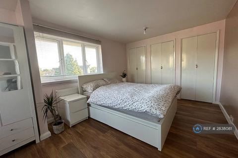 2 bedroom maisonette to rent, Shears Court, Sunbury-On-Thames, TW16