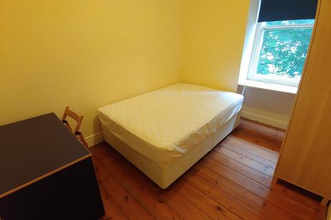 3 bedroom flat to rent, St Patrick Street, Edinburgh, EH8