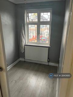 4 bedroom semi-detached house to rent, Oakington Avenue, Hayes, UB3