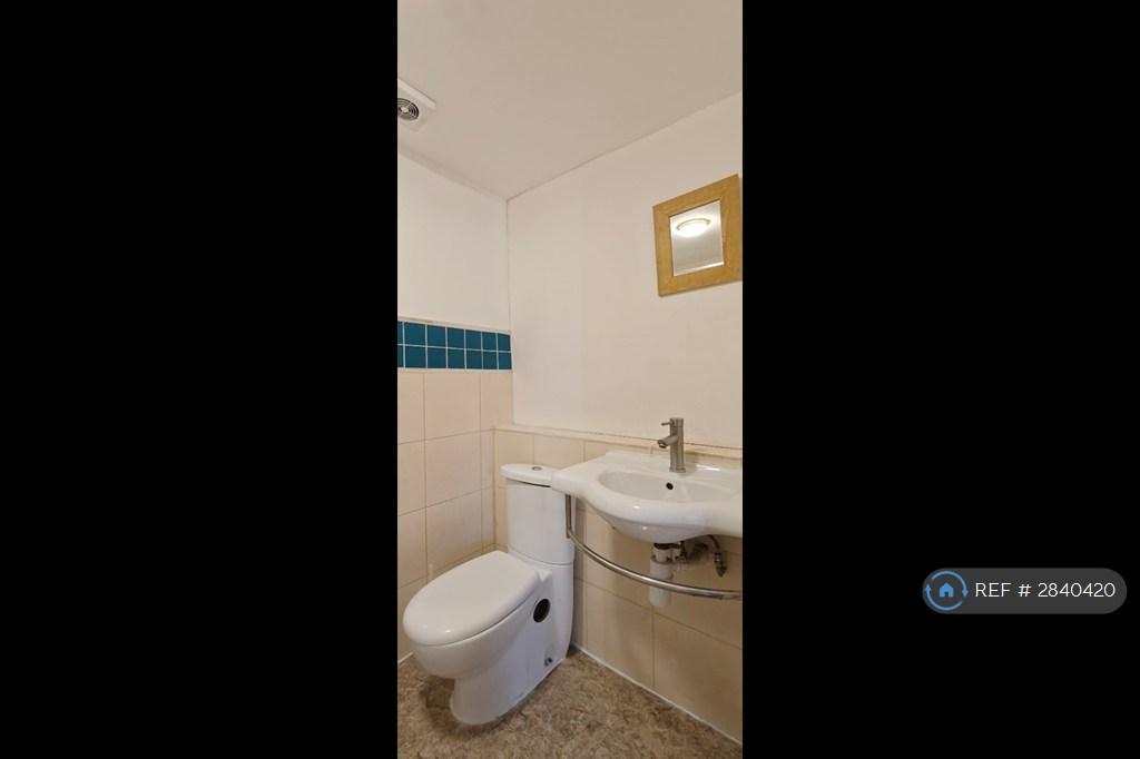 Master Ensuite 3