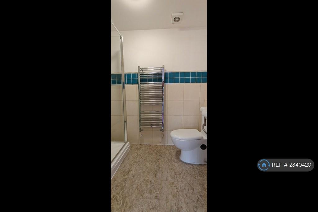 Master Ensuite 2