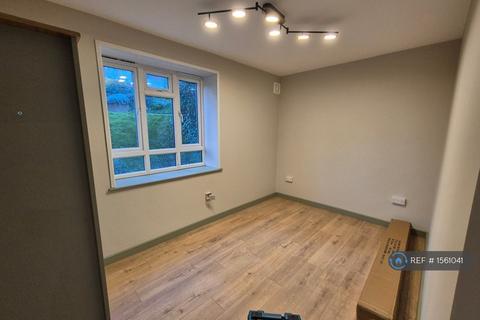 4 bedroom flat to rent, Lindale, London, SW19
