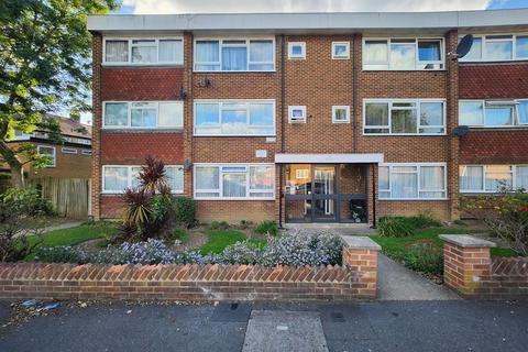 2 bedroom maisonette to rent, Margaret Way, Ilford, IG4