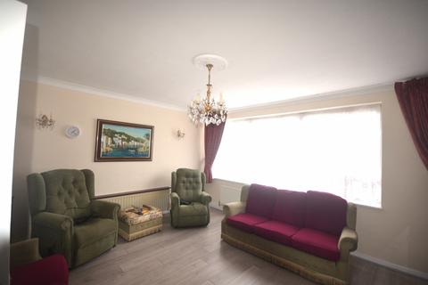 2 bedroom maisonette to rent, Margaret Way, Ilford, IG4
