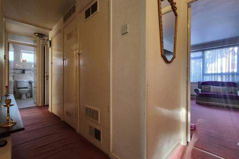 2 bedroom maisonette to rent, Margaret Way, Ilford, IG4