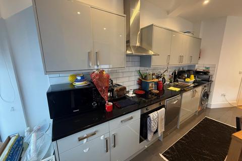 3 bedroom flat to rent, Tulip House, Palmers Green