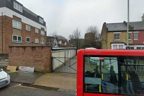 Garage to rent, Willoughby Lane, London N17