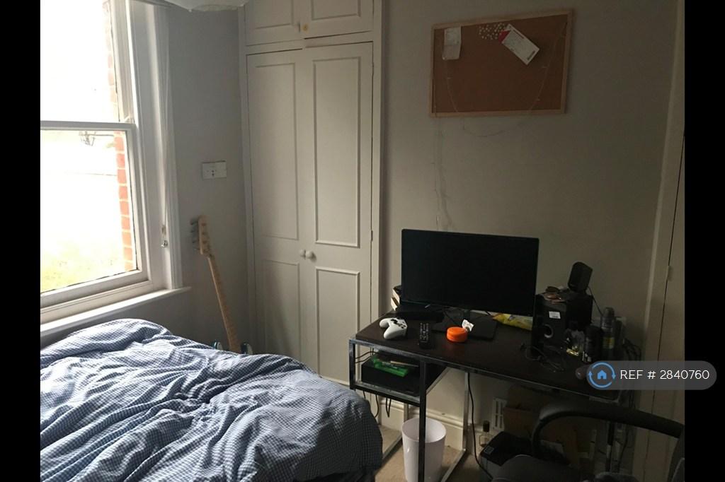 Upstairs Middle Bedroom