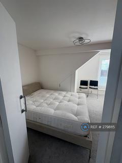 1 bedroom flat to rent, Field Court, London, NW3