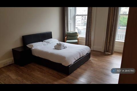 4 bedroom flat to rent, East Preston Street, Edinburgh, EH8