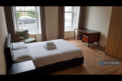 4 bedroom flat to rent, East Preston Street, Edinburgh, EH8
