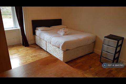 4 bedroom flat to rent, East Preston Street, Edinburgh, EH8