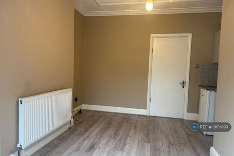 Studio to rent, Hallswelle Road, London, NW11