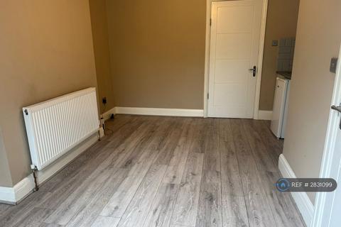 Studio to rent, Hallswelle Road, London, NW11