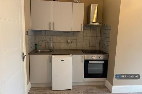 Studio to rent, Hallswelle Road, London, NW11