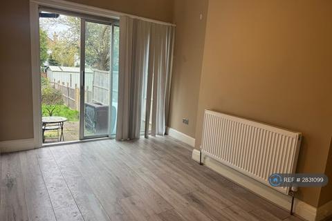 Studio to rent, Hallswelle Road, London, NW11