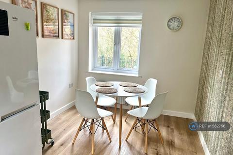 3 bedroom detached house to rent, Mottram Road, Hyde, SK14