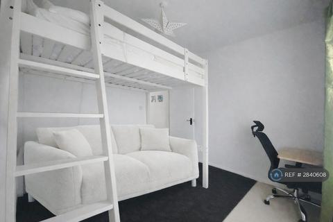1 bedroom in a flat share to rent, Talfourd Road, London, SE15