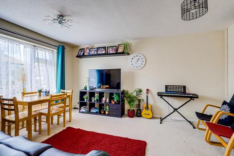 2 bedroom semi-detached house to rent, Derek Gardens, Southend-on-sea, SS2