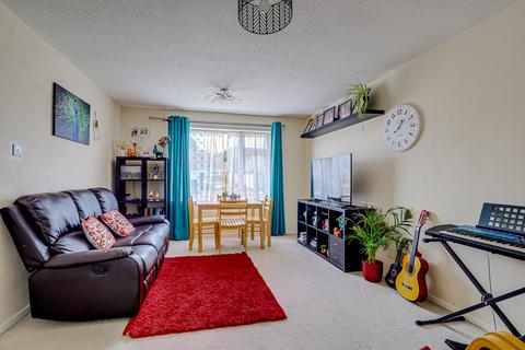 2 bedroom semi-detached house to rent, Derek Gardens, Southend-on-sea, SS2