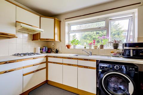 2 bedroom semi-detached house to rent, Derek Gardens, Southend-on-sea, SS2